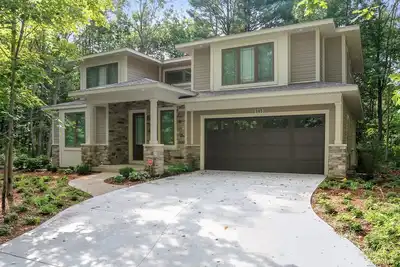 Image de Nouvelle construction - retraite de luxe moderne à proximité du centre-ville de Saugatuck