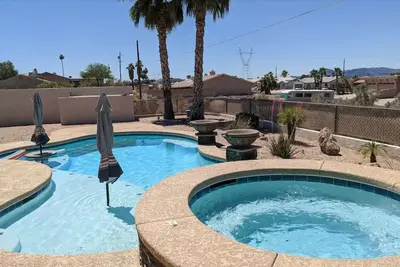 Image de Belle piscine + Spa + Bbq Lake View Accueil w \/ Boat and Rv Parking!