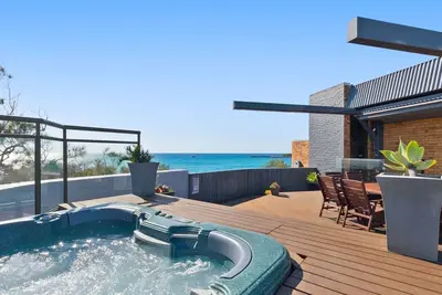 Image de Emplacement et vues spectaculaires, 3 chambres à coucher + Spa privé sur le toit aux appartements Jedda