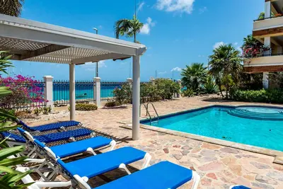 Image de Condo au bord de l'eau, piscine partagée, à distance de marche de la ville à quelques pas de l'océan
