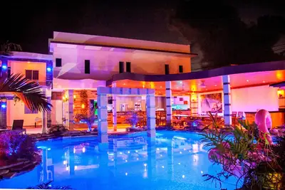 Image de Villa neuve de luxe 14bd Party, à quelques pas des clubs / plages!