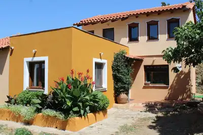 Image de Maison d'art avec vue panoramique sur les montagnes et à voir!