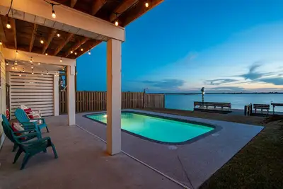 Image de Belle nouvelle maison Bayfront avec piscine