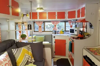 Image de Glamping dans un campeur vintage 1965