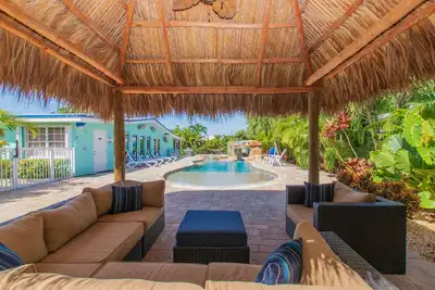 Image de 4br 3-1 / 2ba, front de mer, quai de 60 ', piscine chauffée / chaude, baignoire, Tiki, animaux acceptés!