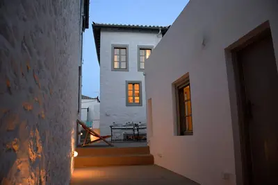 Image de Superbe maison en pierre du 19ème siècle avec cour, à 3 minutes à pied - sans marches - du port de Hydra