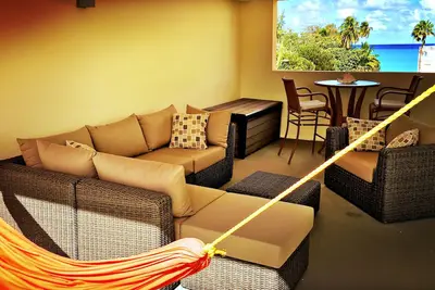 Image de Brenda's Sun-Kissed Ocean View Rooftop Beachfront Penthouse Condo 2250 pieds carrés