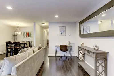 Image de Cosy Modern Capitol Hill appartement, 1 pâté de maisons à Metro, Walk to Attractions