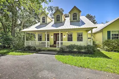 Image de Earleton Home niché à l'intérieur des arbres du lac Santa Fe!