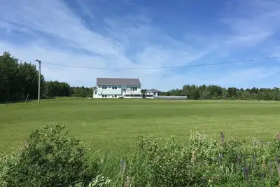 Image de Une retraite côtière à Wallace 7 chambres 8 personnes bain à remous et piscine de 32 pieds *
