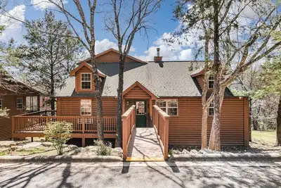 Image de Véritable cabane en rondins - 3 suites principales - 150 acres, piscines intérieure / extérieure, wifi gratuit