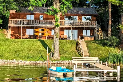 Image de Votre escapade au bord du lac Get-a-way! Lakefront / jouets de l'eau / Wifi / bain à remous extérieur