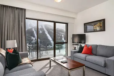 Image de Appartement de balcon chaleureux et accueillant avec une vue magnifique