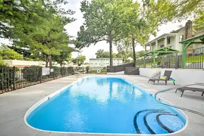 Image de Nouveau! Downtown Branson Cottage avec accès à la piscine