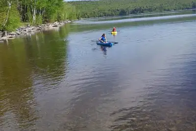 Image de Site de tente / petit camping-car sur le lac Brassua sur l'eau