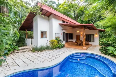 Image de Privée et isolée dans une voie sans issue, avec piscine, a / c, cette maison est un bijou