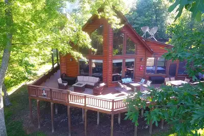 Image de La maison en bois rond conviviale offre une vue imprenable sur le lac depuis l'immense terrasse!