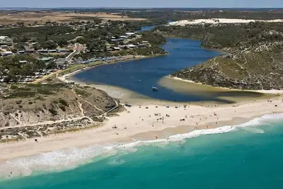 Image de A'Moore the Treehouse ~ Animaux acceptés - draps et kayaks inclus.