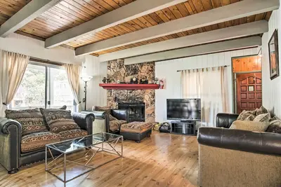 Image de Nouveau! Lake Arrowhead Cabin w / bain Ă remous + salle de jeux!