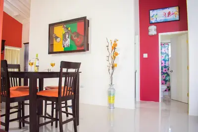 Image de Entièrement A / C * 3bdr en-suite Villa dans un complexe fermé