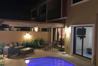 Image de Condo Moderne Avec Piscine PRIVÉE À Gold Coast Villas