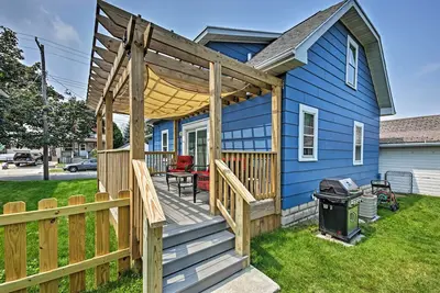 Image de Cozy Two Rivers Home - Marchez jusqu'au lac Michigan!