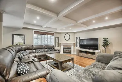 Image de Cottage exécutif de 6 chambres près de la plage d'Innisfil