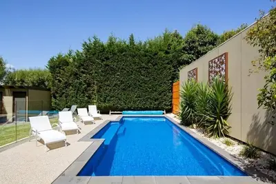 Image de Grand Escape Mckenzie 3 * en-suites, piscine, WiFi, Netflix, divertissement en plein air