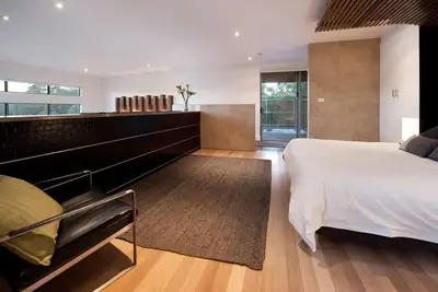 Image de Hébergement de luxe contemporain spécialement conçu pour les escapades romantiques.