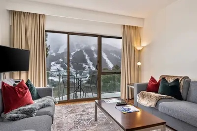 Image de Appartement bien équipé avec balcon et vue panoramique