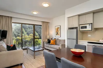 Image de Appartement avec balcon avec petite baignoire spa et une vue magnifique