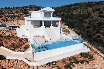 Eco villa dans les montagnes avec piscine privée et vue imprenable sur la mer