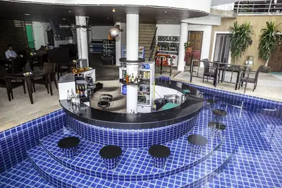 Image de Patong Deluxe Seaview Apartment avec Swimup Bar & Poolside Restaurant & Gym