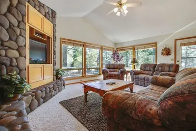 Image de 15 Bain à remous, A / C, 6 kayaks, 4 ensembles de clubs de golf, table de ping-pong et bien plus encore! Centre aquatique de S H A R C, Sledding Hill, Mt. Baccalauréat, Golf, Deschutes River, courts de tennis, pistes cyclables