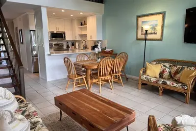 Image de Surf et golf tous à distance de marche de ce condo récemment rénové qui comprend tout votre n