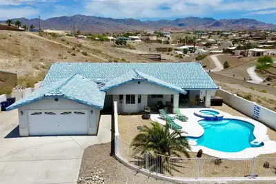 Image de Lakeview 4 Br Piscine / Spa Mini Villa. . . Luxe abordable. Table de billard.