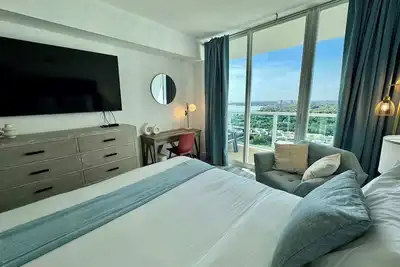 King Studio avec des vues spectaculaires sur la marina et l'océan!