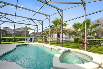 Image de Séjour dans une maison de piscine 3 chambres avec spa près de Disney et Legoland