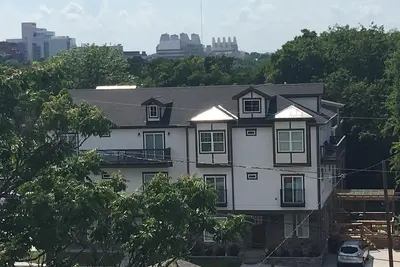 Image de Nouvelle maison avec grande terrasse et balcons à Edge of The Gulch / Downtown Nashville