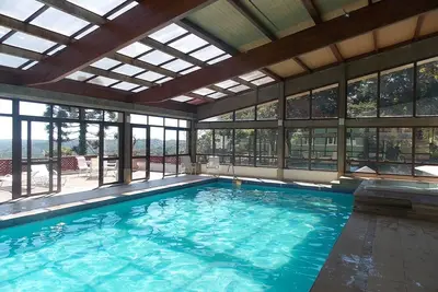Image de Aparthotel à Gramado, avec Spa, piscine thermale, sauna, cheminée.