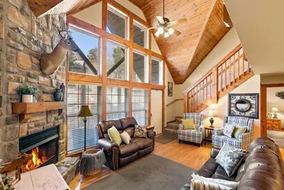 Image de Stonebridge Lodge - 4 chambres avec grils privés! Droit par Silver Dollar City, lac privé