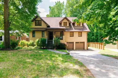 Image de Spacieuse maison w / équipements de luxe - près du centre-ville!