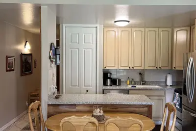 Image de Les golfeurs et les familles apprécieront le confort de ce condo bien décoré et propre situé à