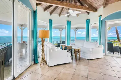Image de Exclusive Luxury Luxury Oceanfront Estate, à quelques pas du sable et 4 kayaks