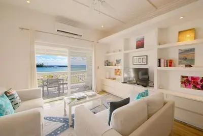 Image de Appartement à une chambre à l'étage - avec de belles vues sur le front de mer!