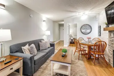 Image de Nouveau! Dt Gatlinburg Condo w / Mtn Views & Pvt Deck!