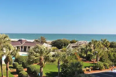 Crescent D3f offre une vue magnifique sur le front de mer. Rare 4 Chambres.