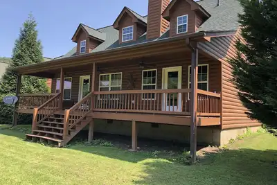 Image de Riverfront Mountain Cabin avec 2000 'de pêche Trout River et vue sur la montagne