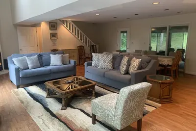 Image de Grande maison sur la colline à côté de la piscine