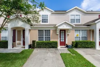 Image de Charmante maison de ville de 3 chambres à coucher, piscine privée, communauté fermée, une connexion Wi-Fi gratuite